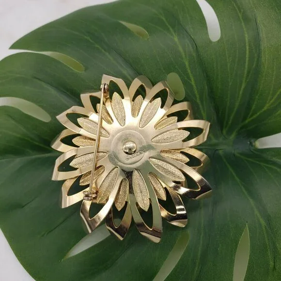 Vtg 1960s Emmons Goldtone Blooming Dahlia Flower Petal Brooch Faux Pearl Center - Picture 9 of 14